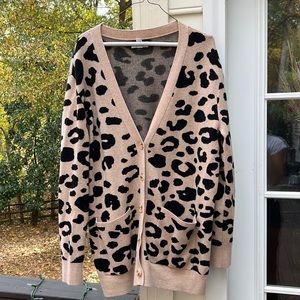 Oversized cardigan worn only a few times. Good weight to it. Great condition.